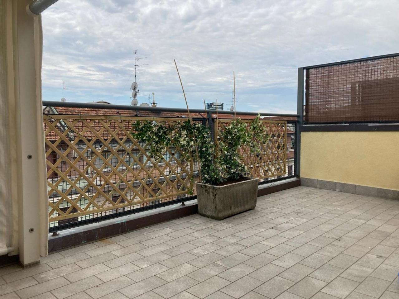 Monolocale Con Ampio Terrazzo Apartamento Milão