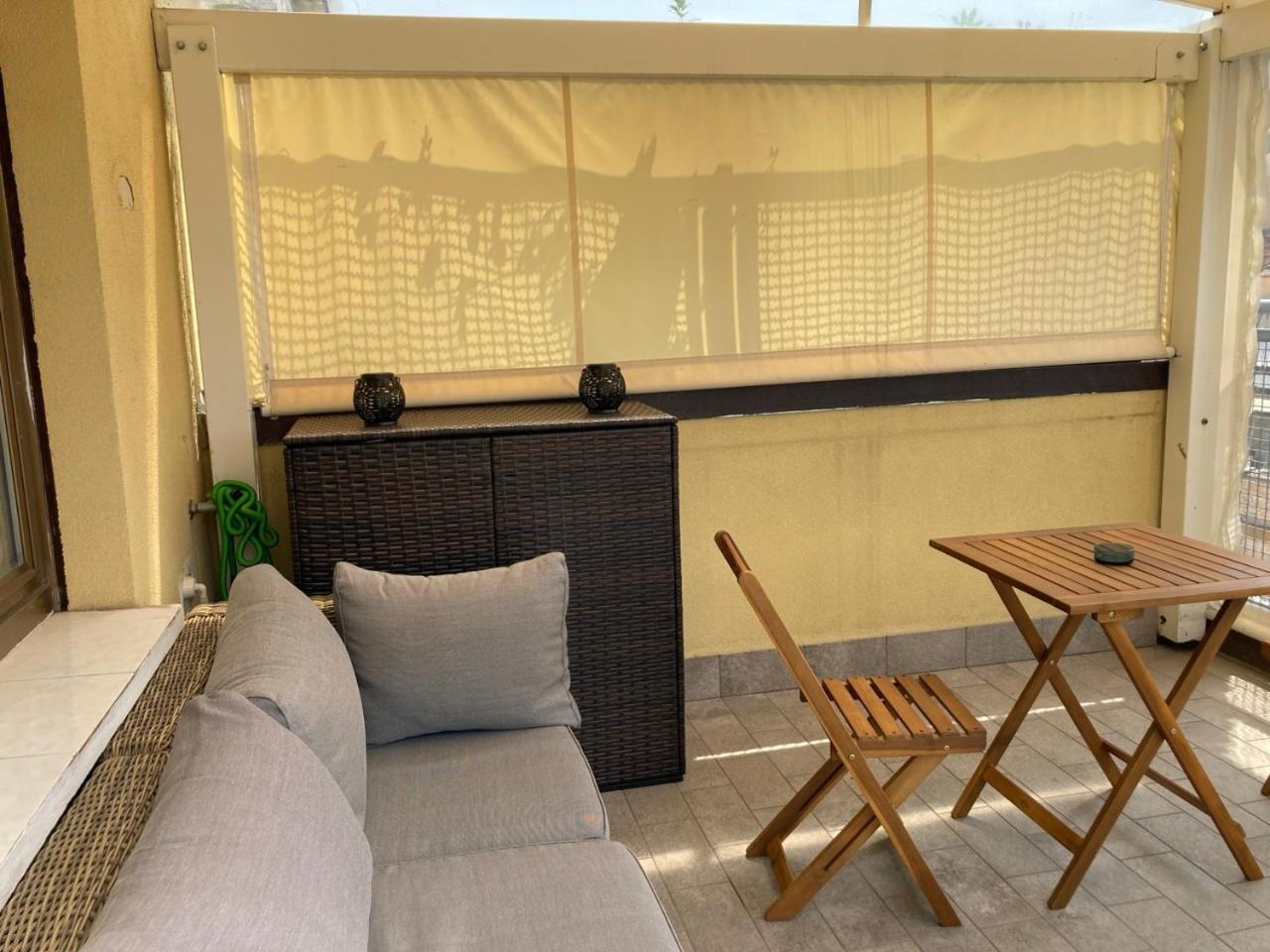 Monolocale Con Ampio Terrazzo Milão